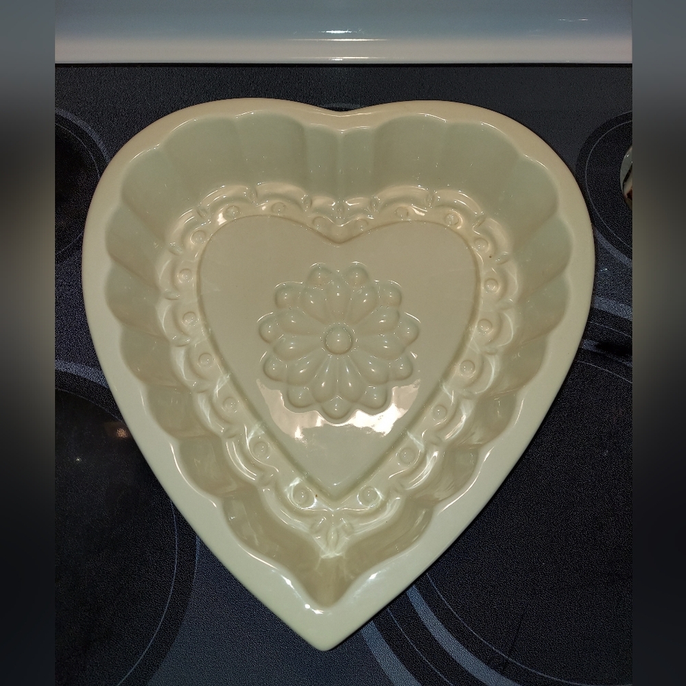 Home & Garden Party Stoneware Collection Ivory Heart Baking Pan